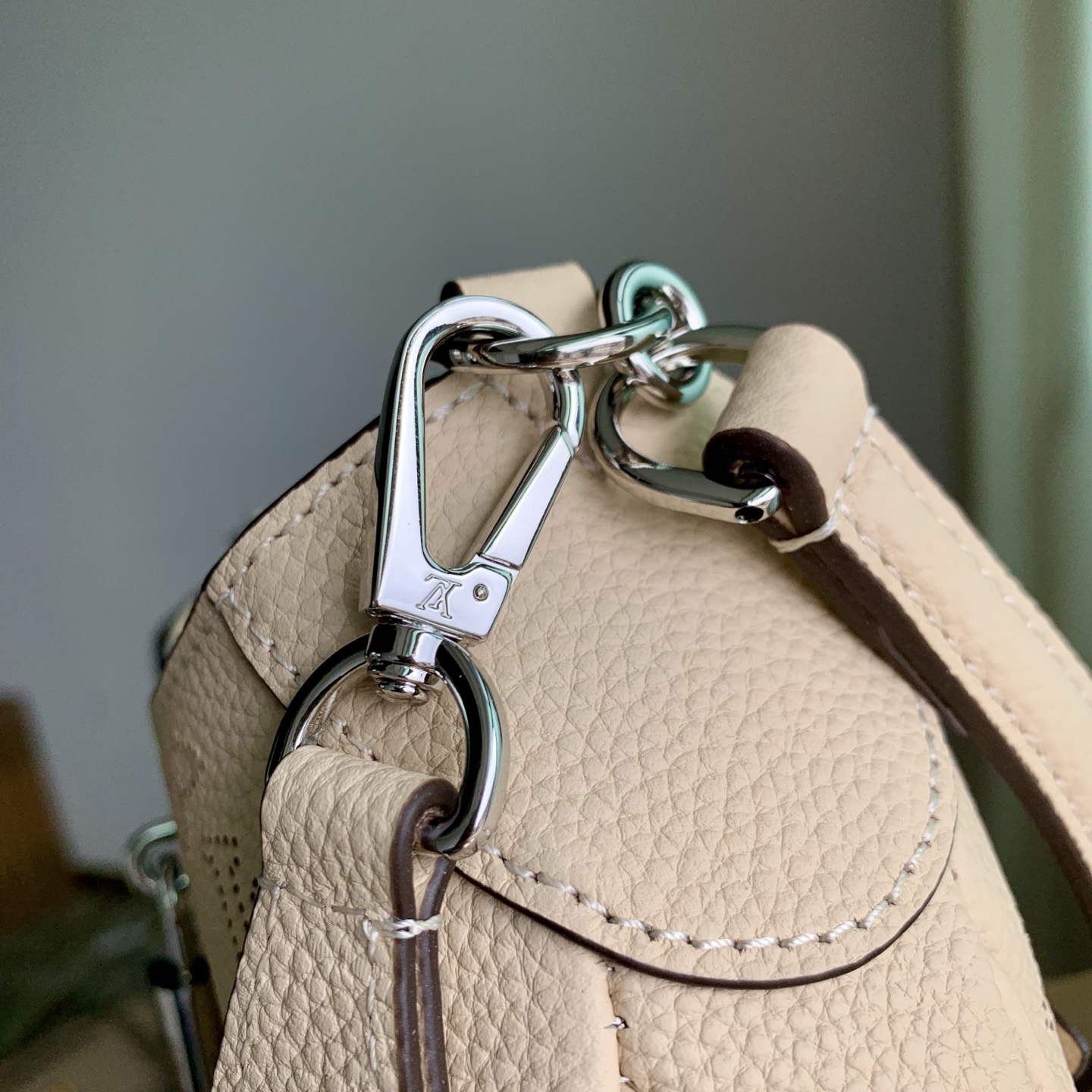 Louis Vuitton M27459 Off-white All Around small handbag from the Mahina series.