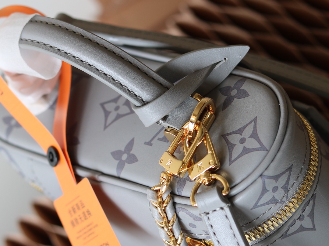 Louis Vuitton Exclusive Real Shot: The Vanity Chain Pouch Handbag with Variable Code Chip Version, m12427 Grey (Silkscreen Print) Inspired by the iconic Nice, the Vanity Chain Pouch captures the spirit of travel.