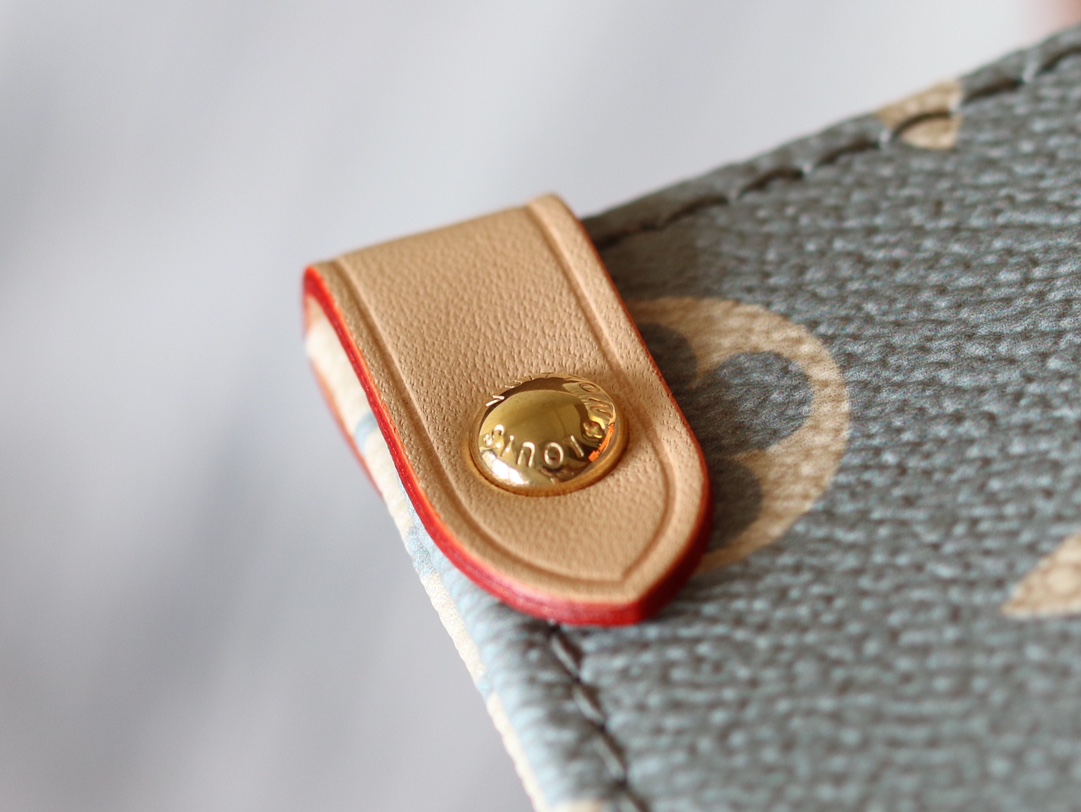 Louis Vuitton M12415 is the official version. This OnTheGo MM offers a seasonal reinterpretation of Louis Vuitton's iconic Monogram canvas.