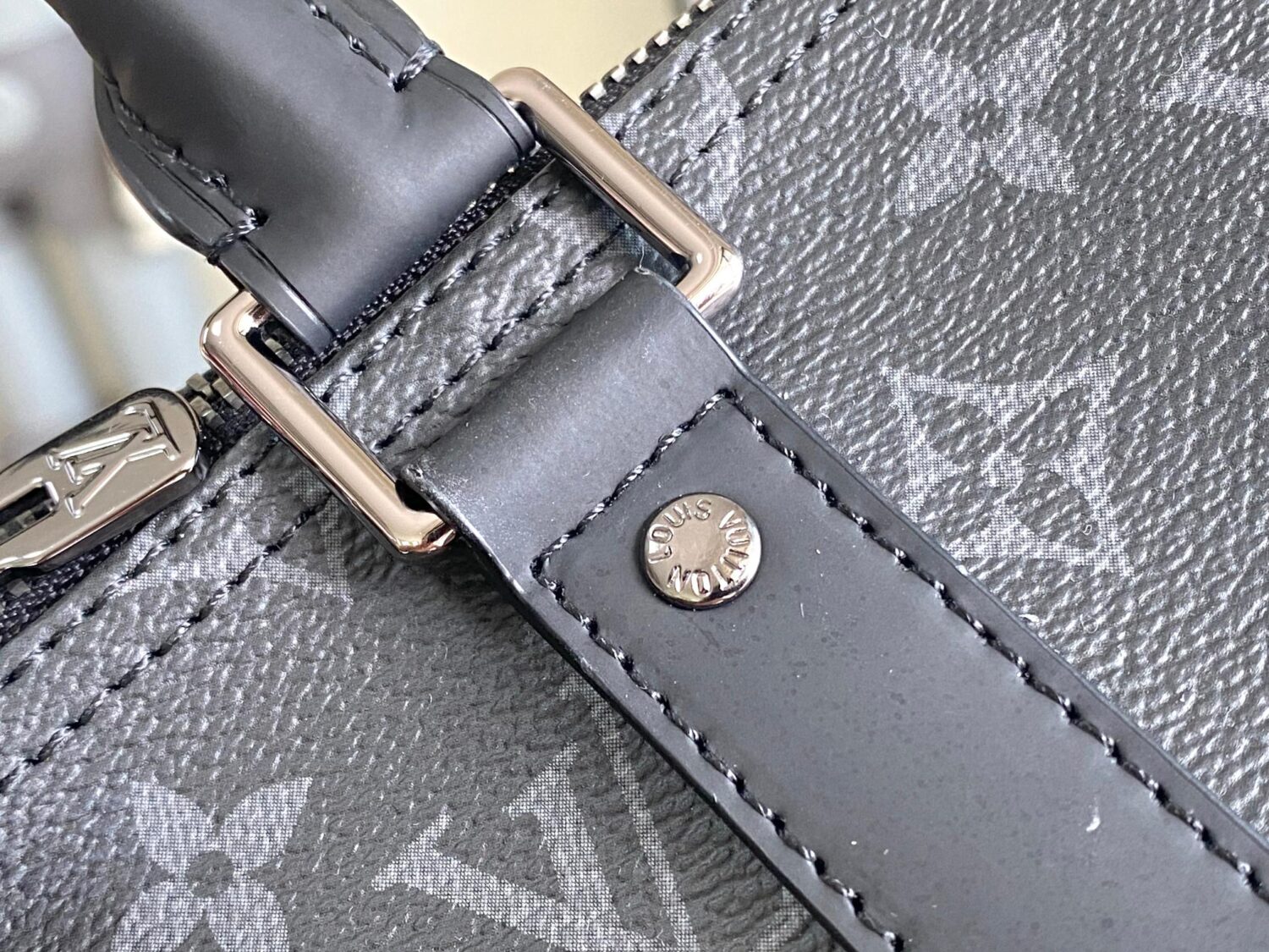 Louis Vuitton 01949 Rose Red. 13808 Red This Keepall Bandoulière 45 travel bag is