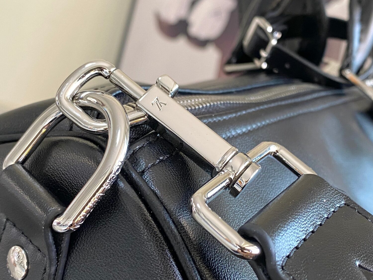 Louis Vuitton M13992 This Keepall Bandoulière 50 travel bag features a Monogram pattern on its canvas surface.