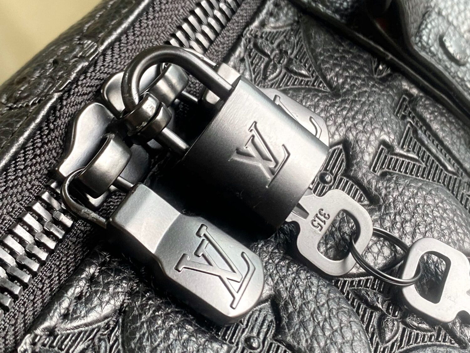 Louis Vuitton The new version of the M44810 Keepall Bandoulière 50 travel bag features the Monogram Shadow design.