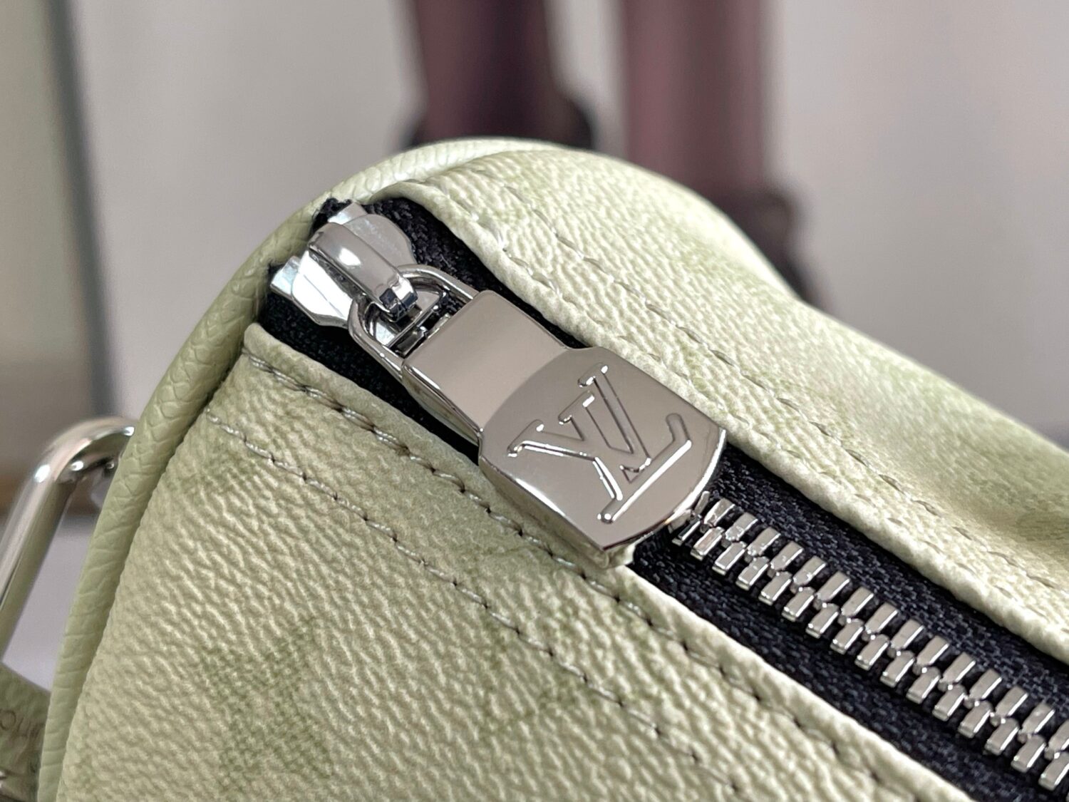 Louis Vuitton M14078 Light Khaki Green Pillow Bag. This Keepall 25 handbag is made of Monogram Eclipse Reverse canvas.
