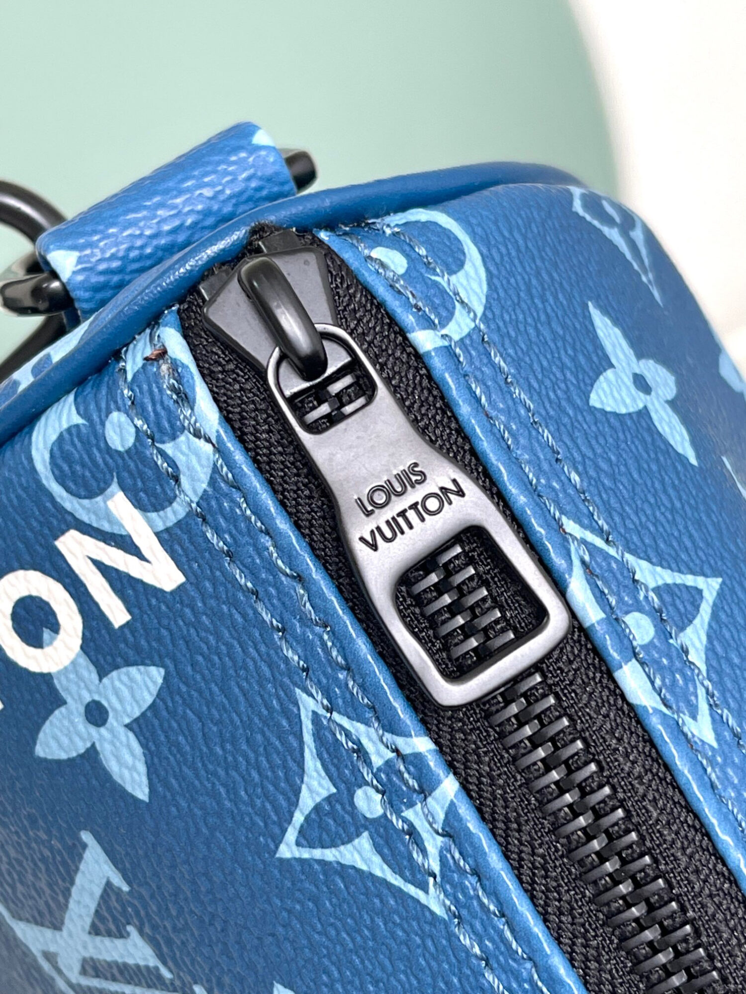 Louis Vuitton M46803 Blue Pillow Bag 🦍🦍 This Keepall Bandoulière 25 handbag is made of coated canvas.