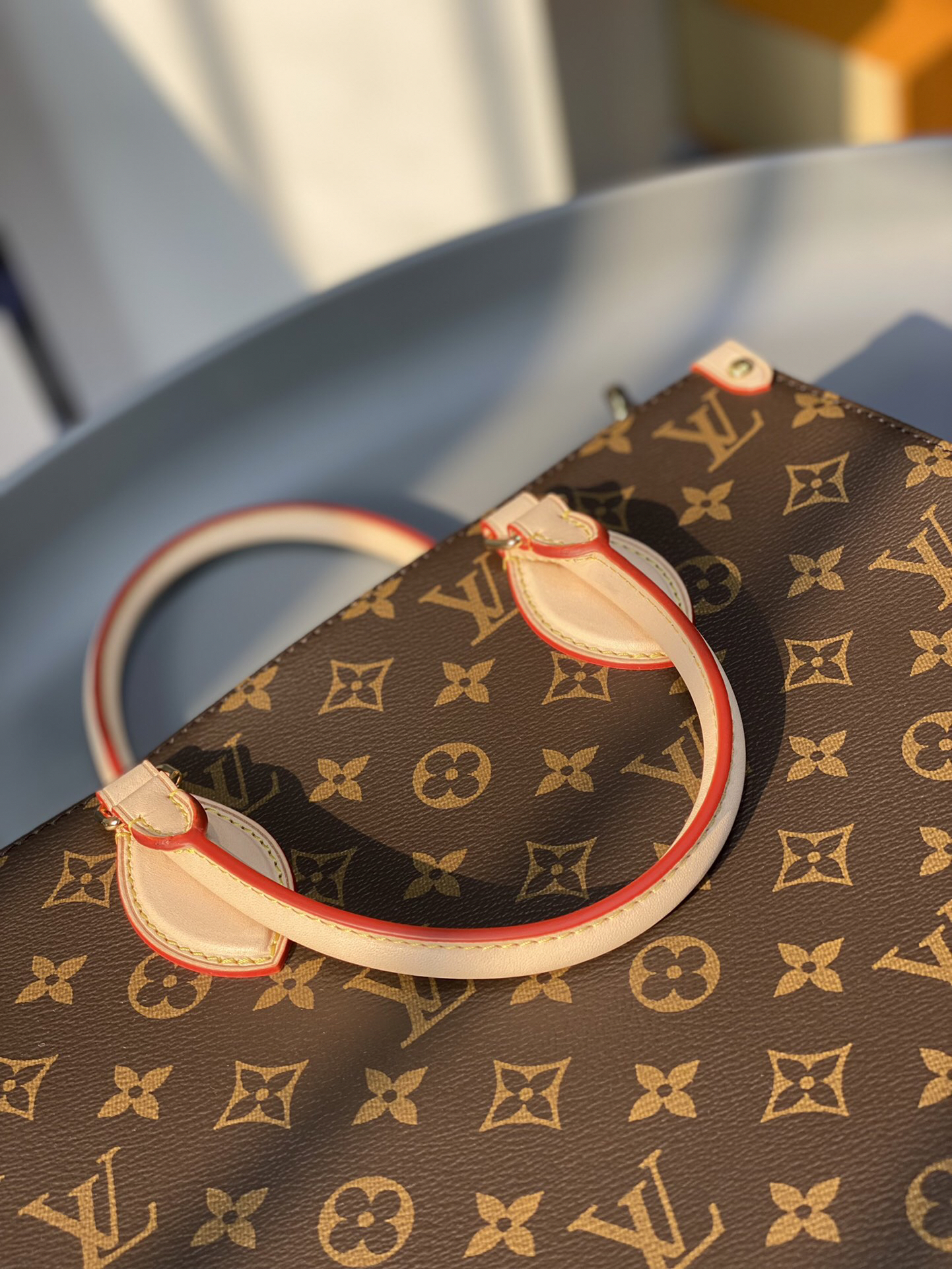 Louis Vuitton The M45848 classic Sac Plat medium handbag incorporates contemporary trends with its Monogram canvas and leather trim.