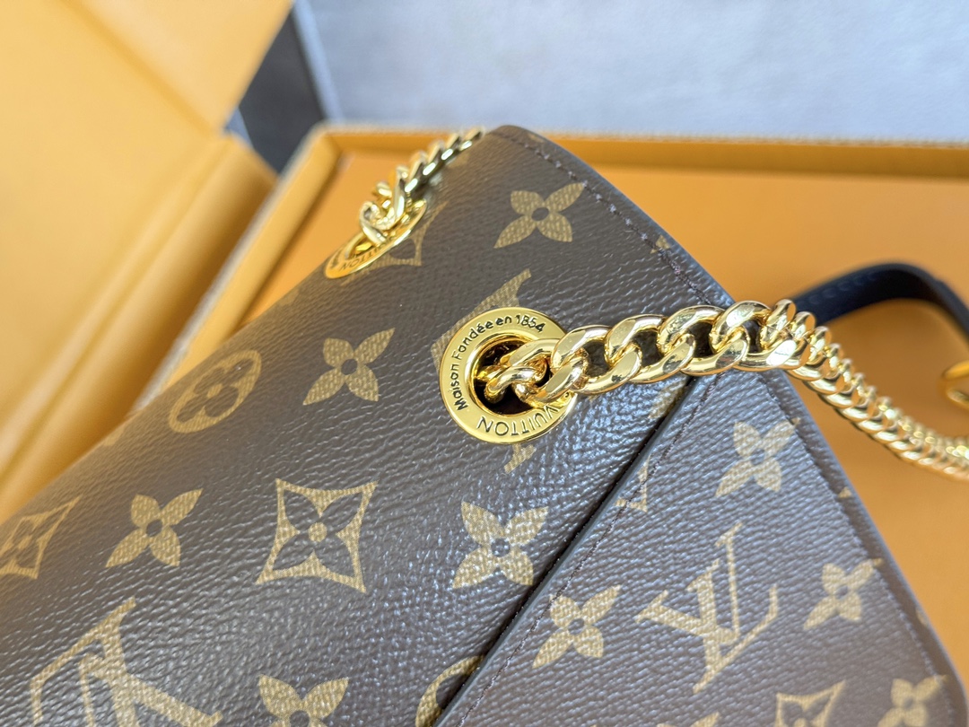 Louis Vuitton【NEW CHAIN ​​BAG】Model: M45592 This chain bag features a delicate design crafted from Monogram canvas.
