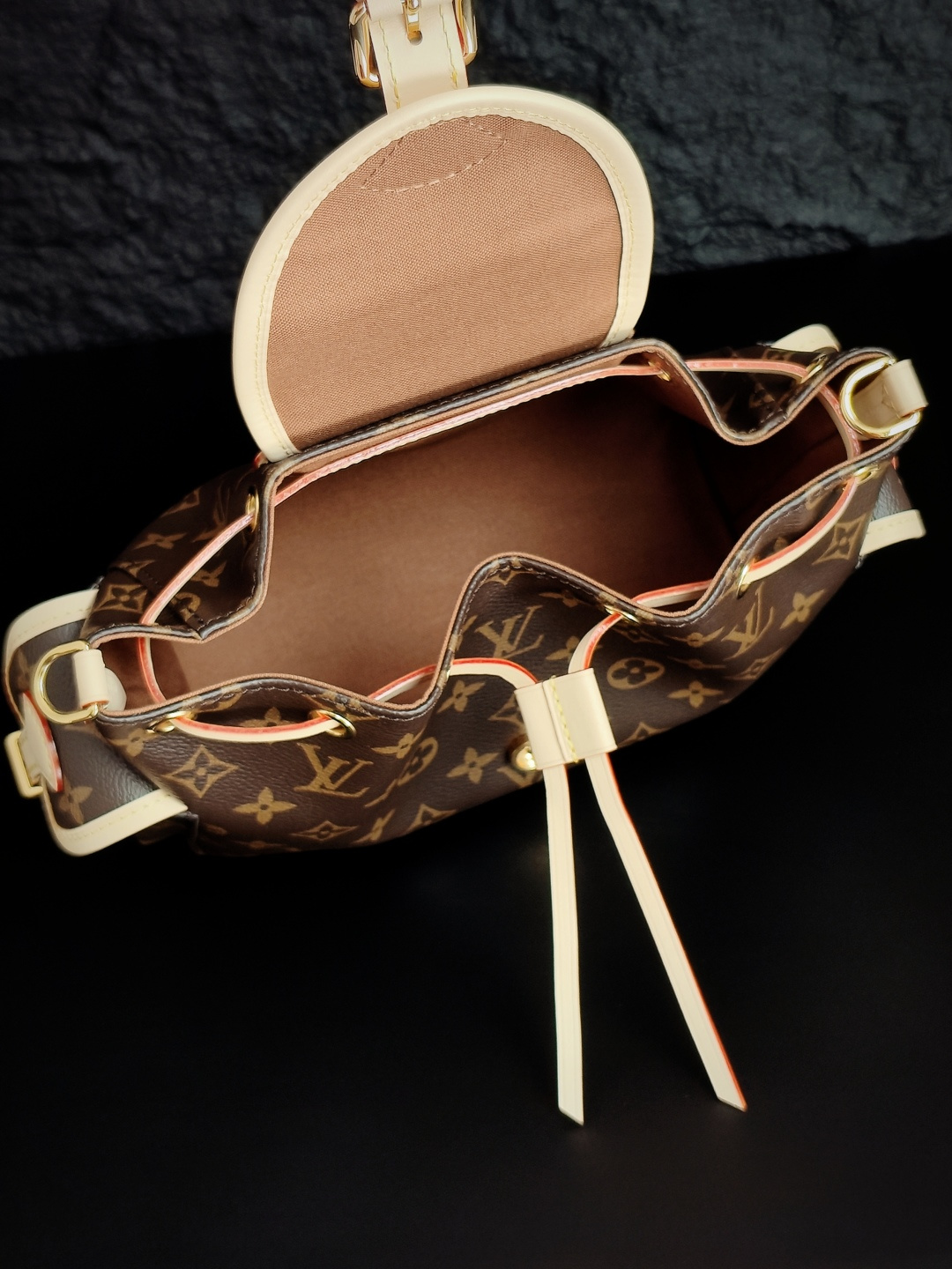 Louis Vuitton The M25085 uses Italian Grade A leather, which is a key factor in its quality.