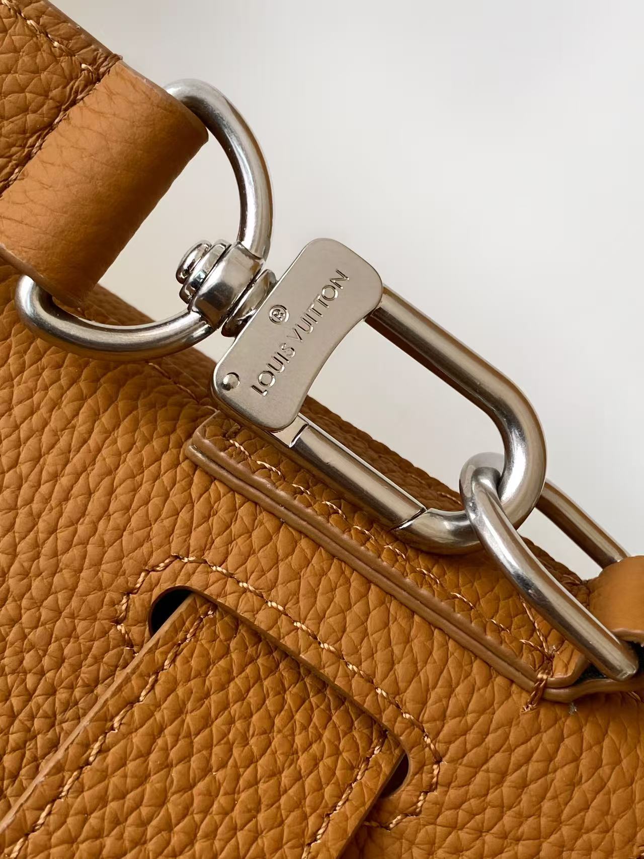 Louis Vuitton This Sapphire 30 handbag is a modern interpretation of the timeless Sapphire handbag, crafted from Brønsted cowhide leather.