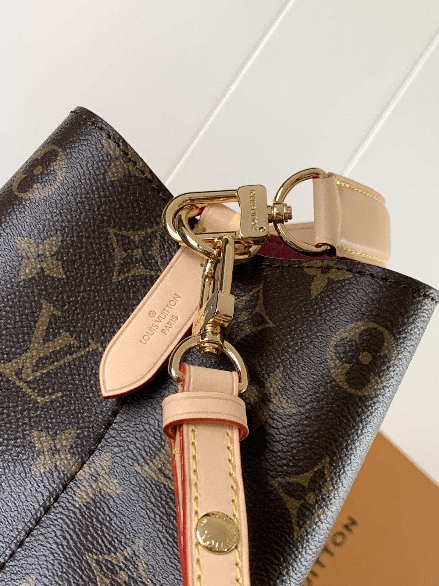 Louis Vuitton M46581 Monogram Canvas Mini Bucket Bag Series NÉONOÉ BB Handbag, featuring a Monogram canvas BB adorned with natural leather.