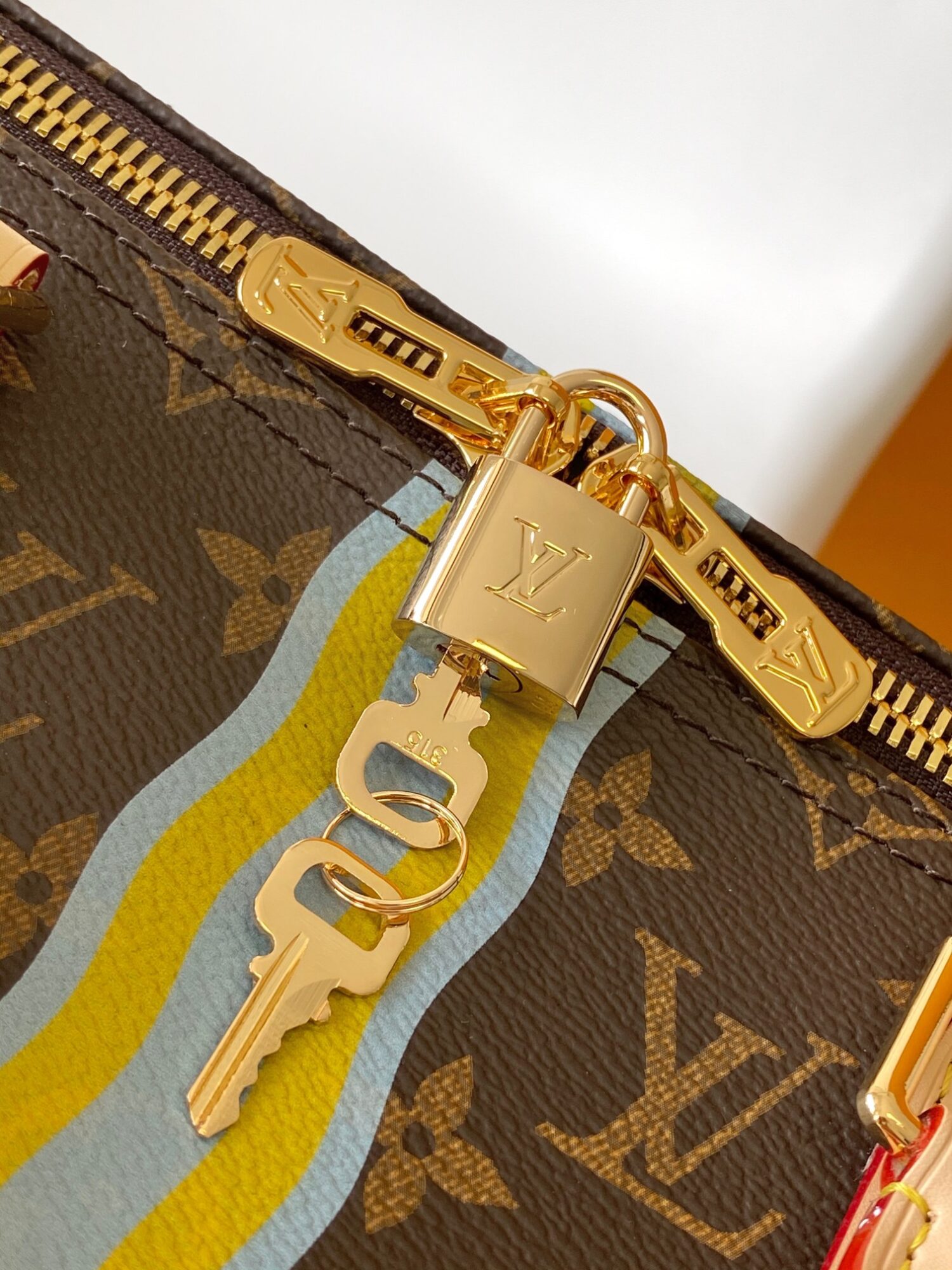 Louis Vuitton 2295 Monogram 50CM 163c01 Dynamic Chip This Keepall Bandoulière 50 travel bag features the Monogram design.