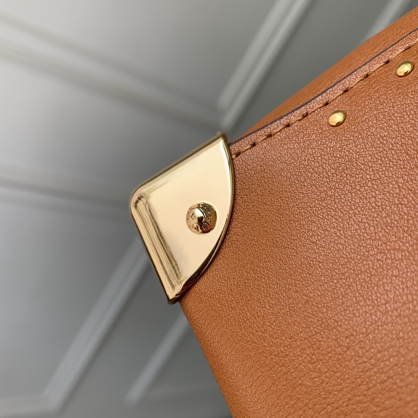 Louis Vuitton M29131 This Noé Trunk handbag is constructed from cowhide leather in a bucket bag shape.