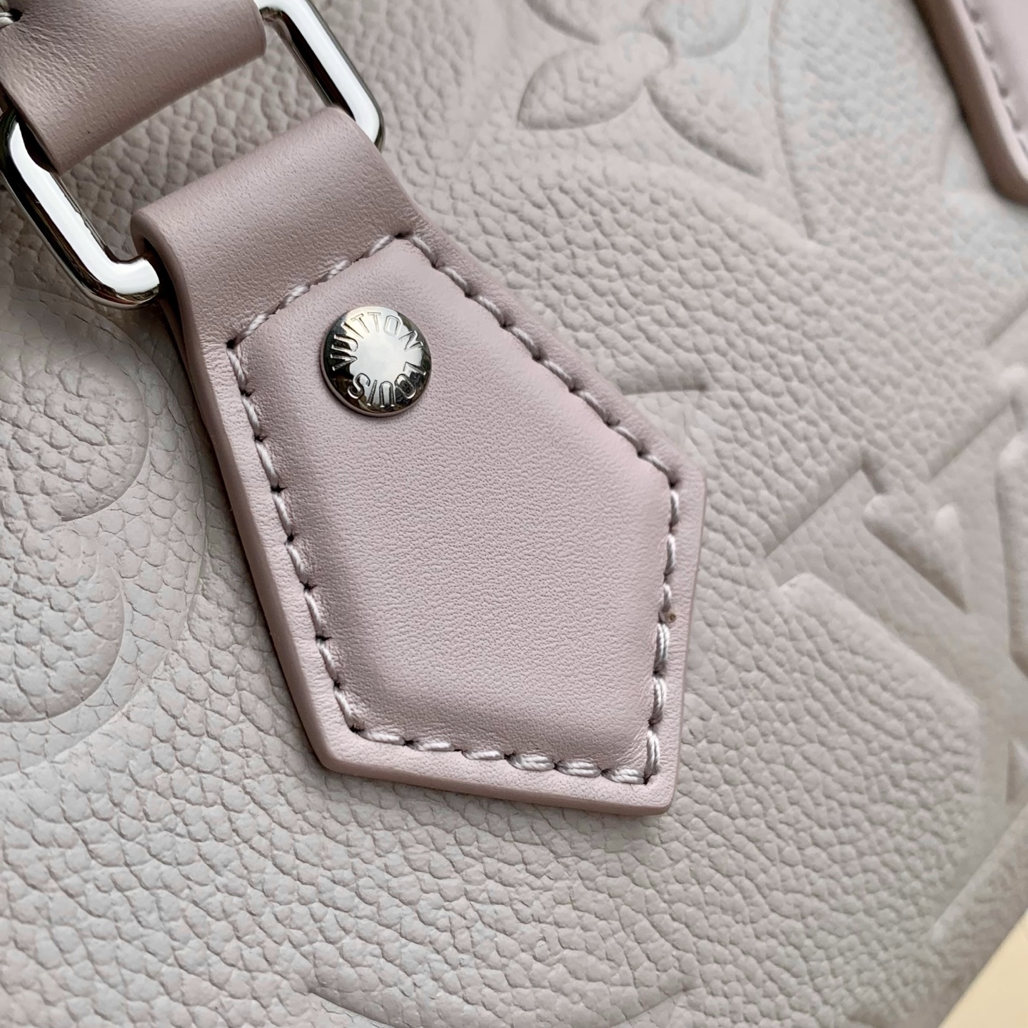 Louis Vuitton The M28343 Speedy 20 is reinterpreted this season, featuring a versatile and sophisticated Brume grey color.