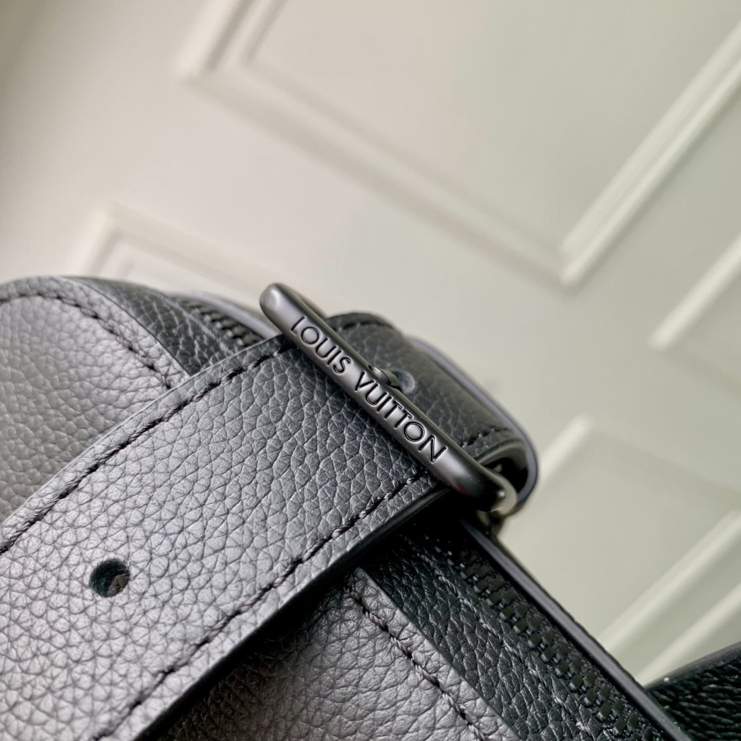 Louis Vuitton The M15258 Gate briefcase is crafted from waxed cowhide leather, featuring a supple design and ample space.