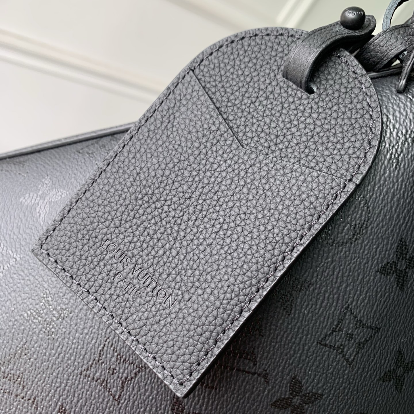 Louis Vuitton M27856 This Vagabond Hobo handbag is made of Monogram Midnight coated canvas with tonal calfskin leather trim.