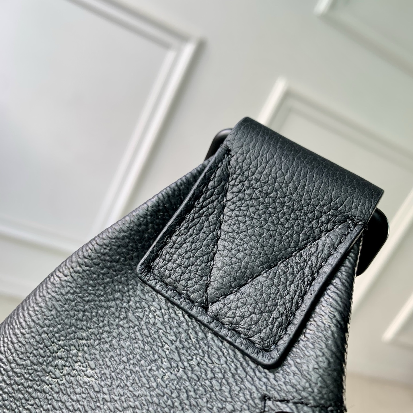 Louis Vuitton The basic silhouette of the M28399 Duo shoulder bag is crafted from the iconic monochrome Monogram Midnight canvas.