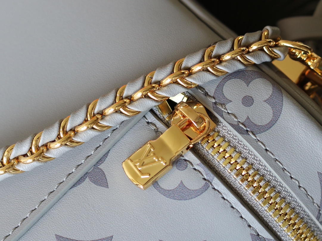 Louis Vuitton Exclusive Real Shot: The Vanity Chain Pouch Handbag with Variable Code Chip Version, m12427 Grey (Silkscreen Print) Inspired by the iconic Nice, the Vanity Chain Pouch captures the spirit of travel.