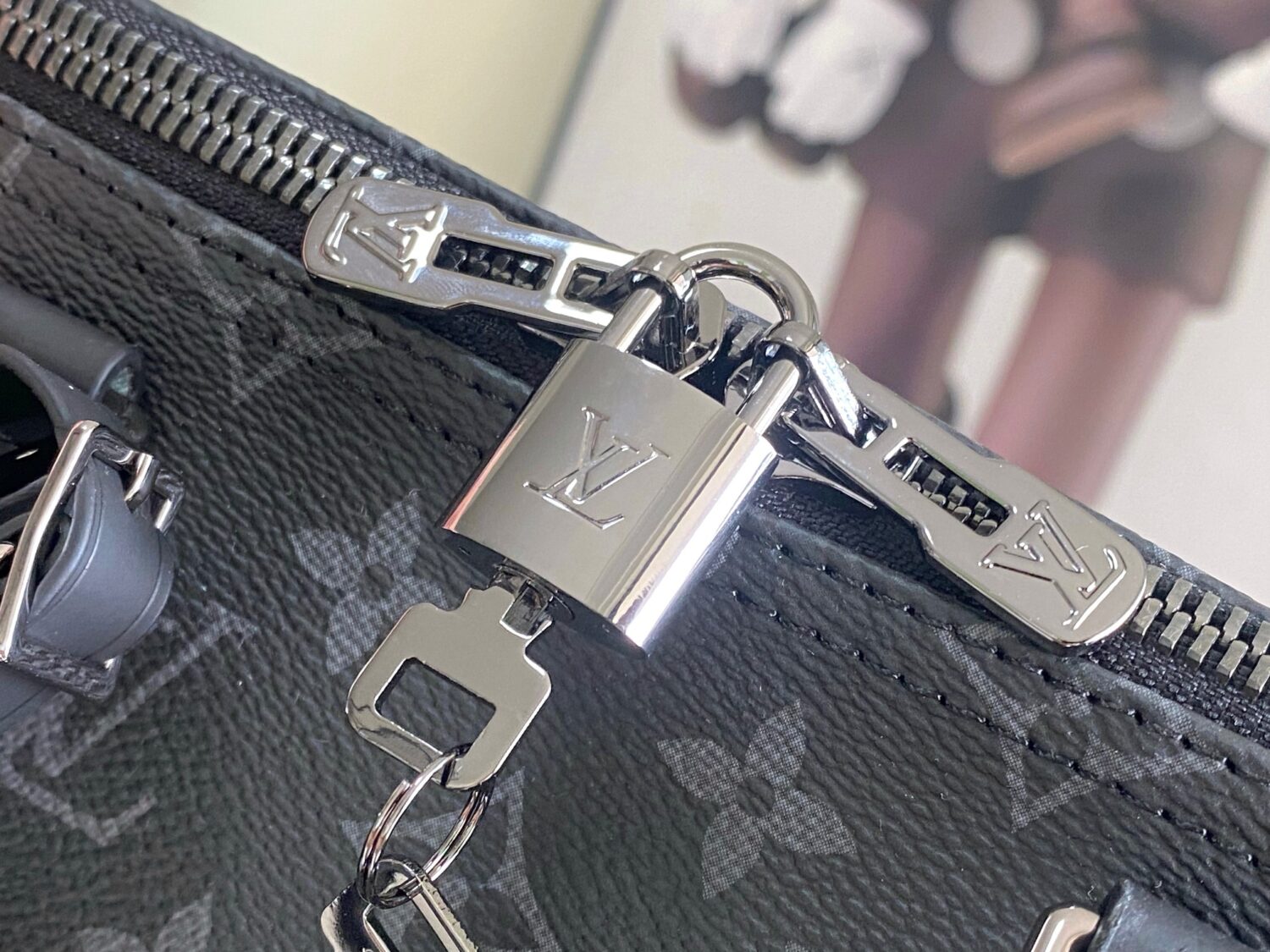 Louis Vuitton 01949 Rose Red. 13808 Red This Keepall Bandoulière 45 travel bag is