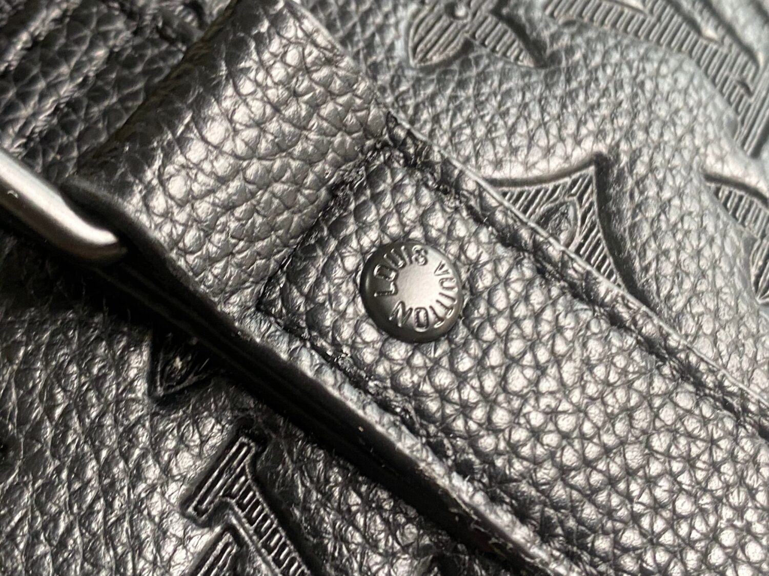 Louis Vuitton The new version of the M44810 Keepall Bandoulière 50 travel bag features the Monogram Shadow design.