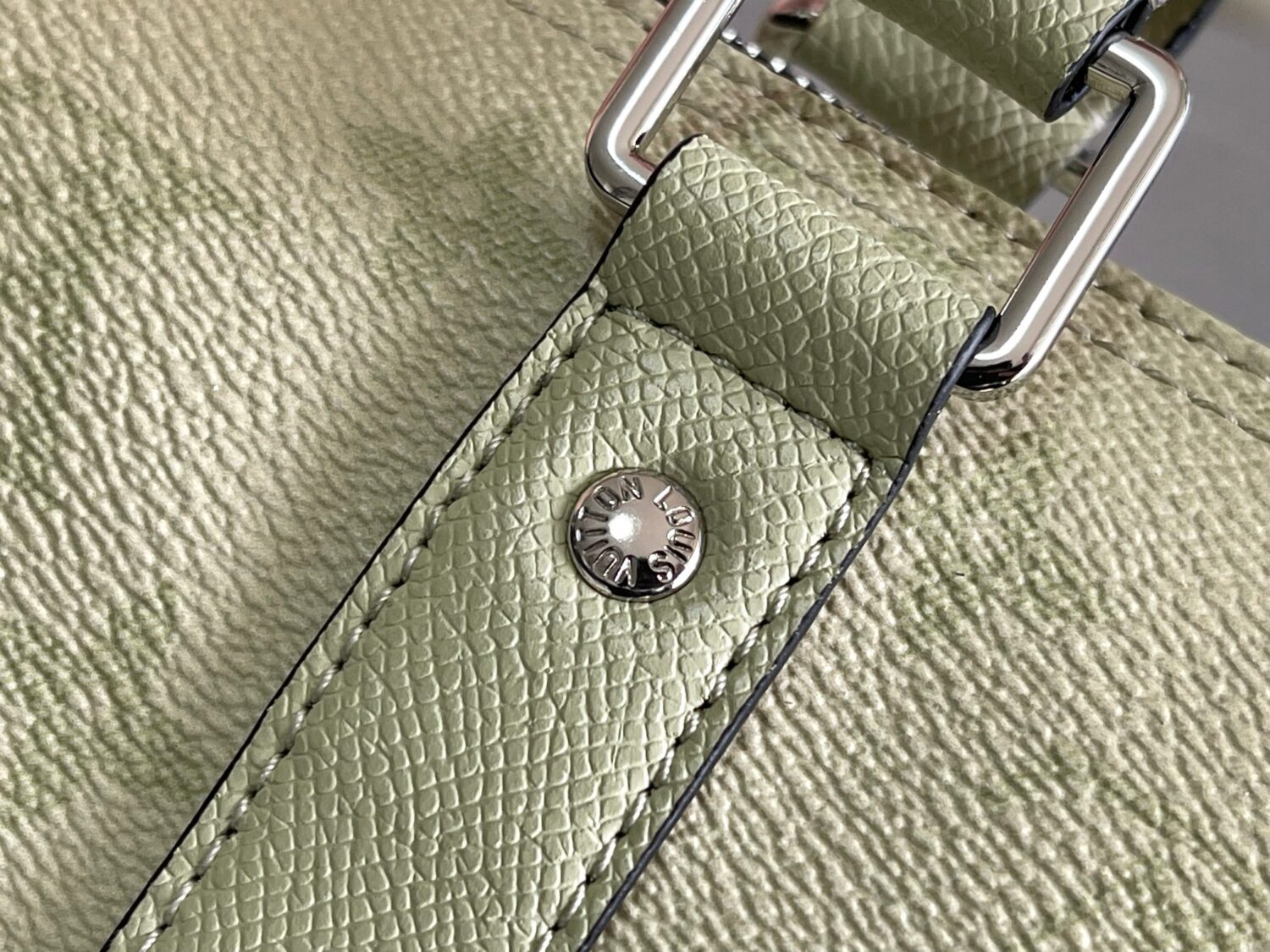 Louis Vuitton M14078 Light Khaki Green Pillow Bag. This Keepall 25 handbag is made of Monogram Eclipse Reverse canvas.