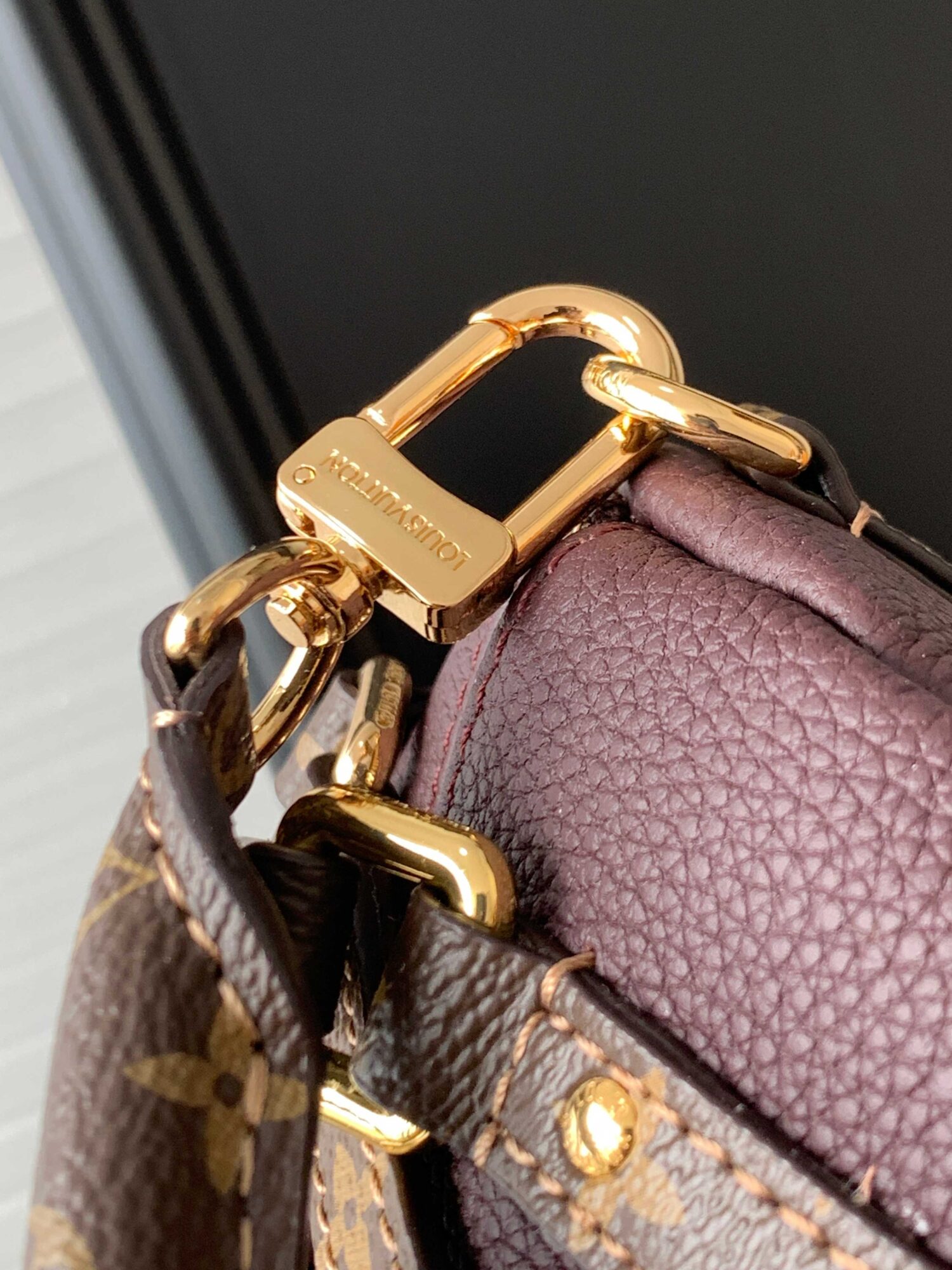 Louis Vuitton M26397 Ebony Color. This Express medium-sized handbag is crafted from supple cowhide leather and effortlessly complements various urban styles.