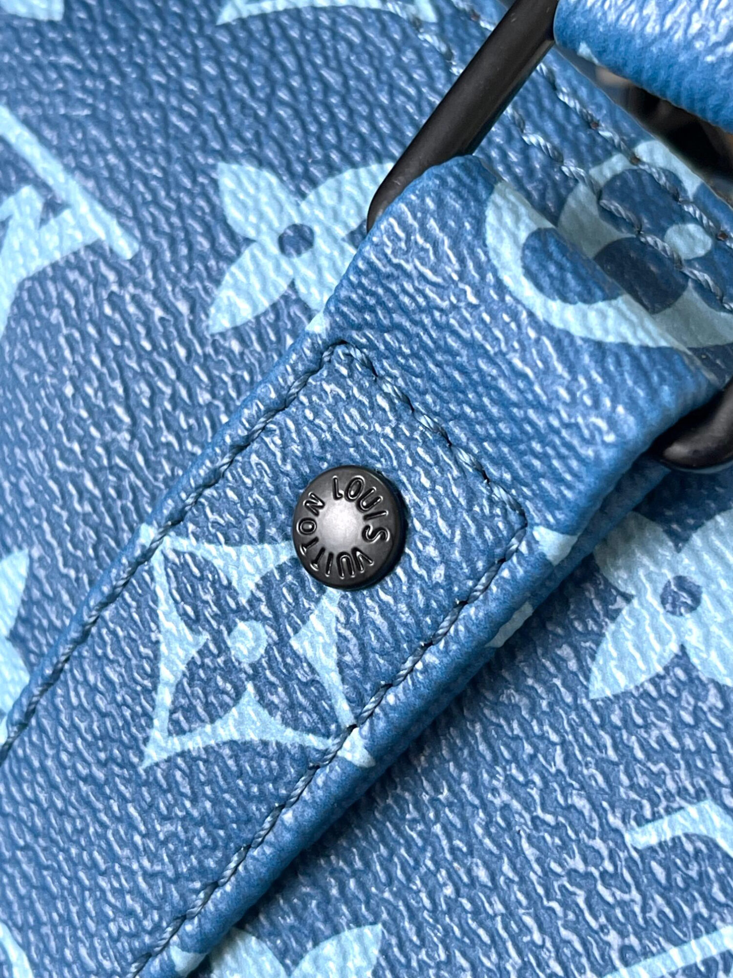 Louis Vuitton M46803 Blue Pillow Bag 🦍🦍 This Keepall Bandoulière 25 handbag is made of coated canvas.