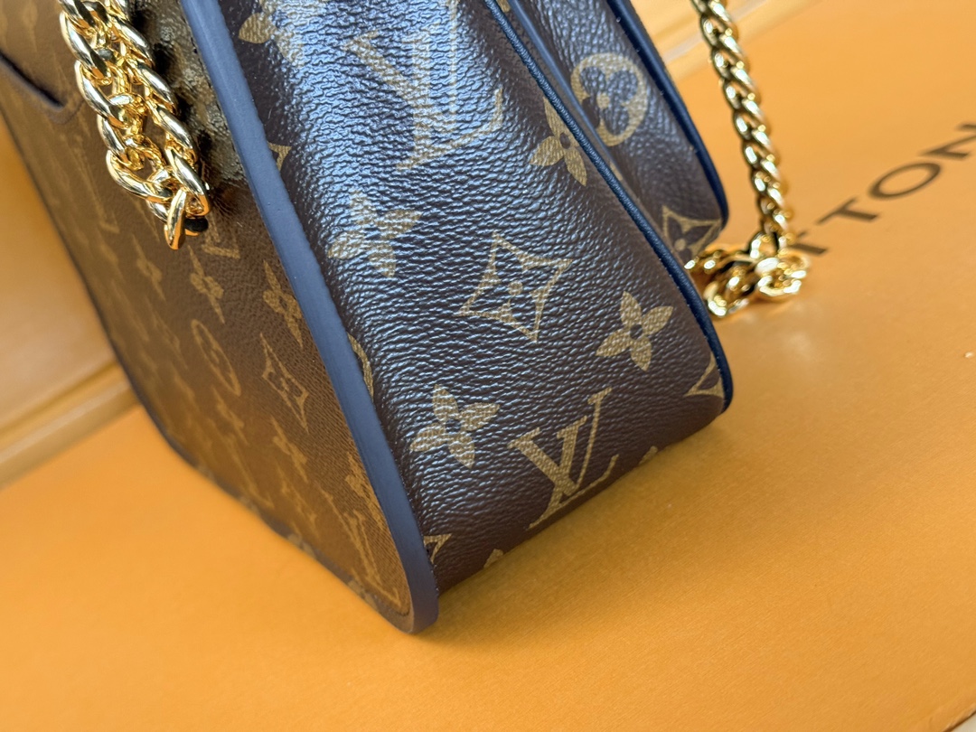 Louis Vuitton【NEW CHAIN ​​BAG】Model: M45592 This chain bag features a delicate design crafted from Monogram canvas.