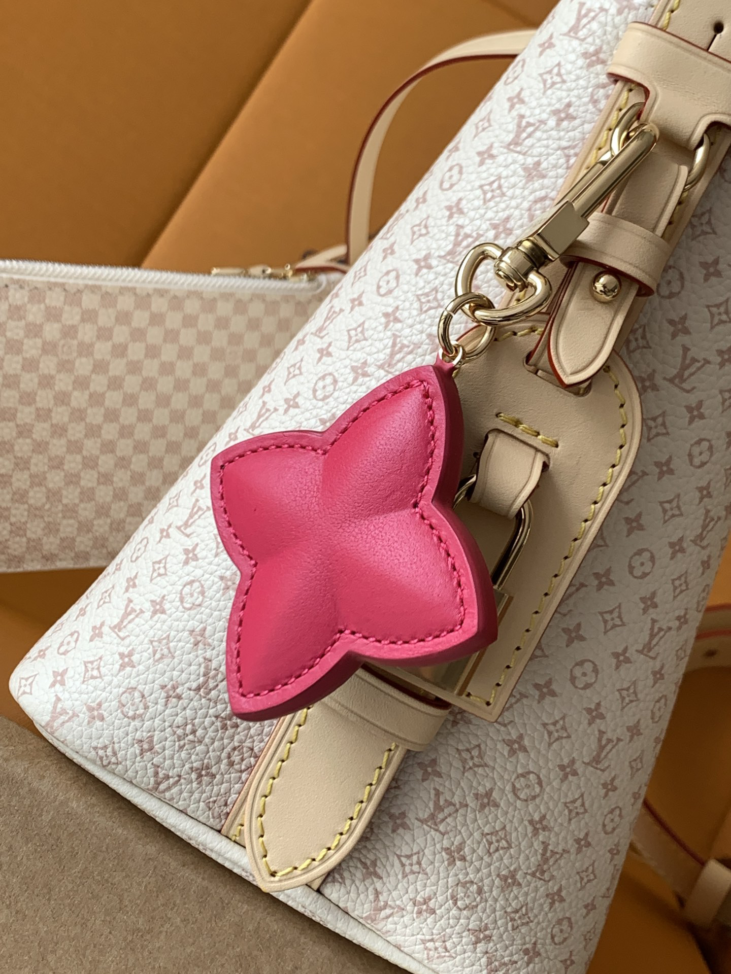 Louis Vuitton The M15130 uses Italian Grade A leather, highlighting its quality, hardware, fabric, craftsmanship, edge finishing, and Grade A production.