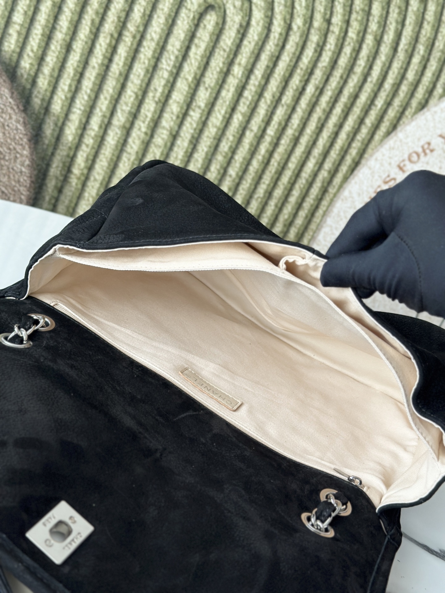 Extra-large logo suede double-pocket chain bag with 8 pockets – perfect for airport shopping!