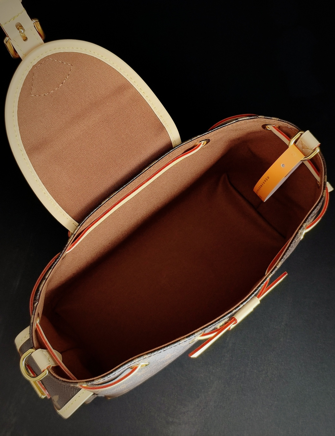 Louis Vuitton The M25085 uses Italian Grade A leather, which is a key factor in its quality.