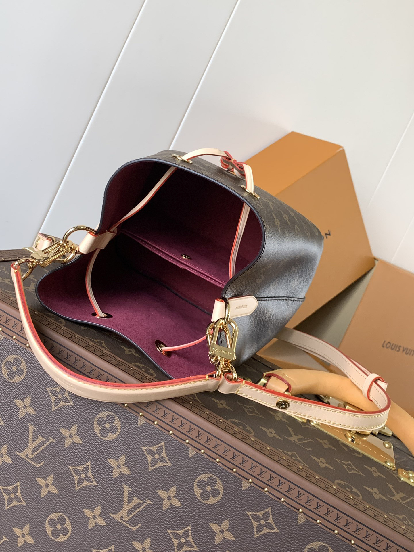 Louis Vuitton M46581 Monogram Canvas Mini Bucket Bag Series NÉONOÉ BB Handbag, featuring a Monogram canvas BB adorned with natural leather.