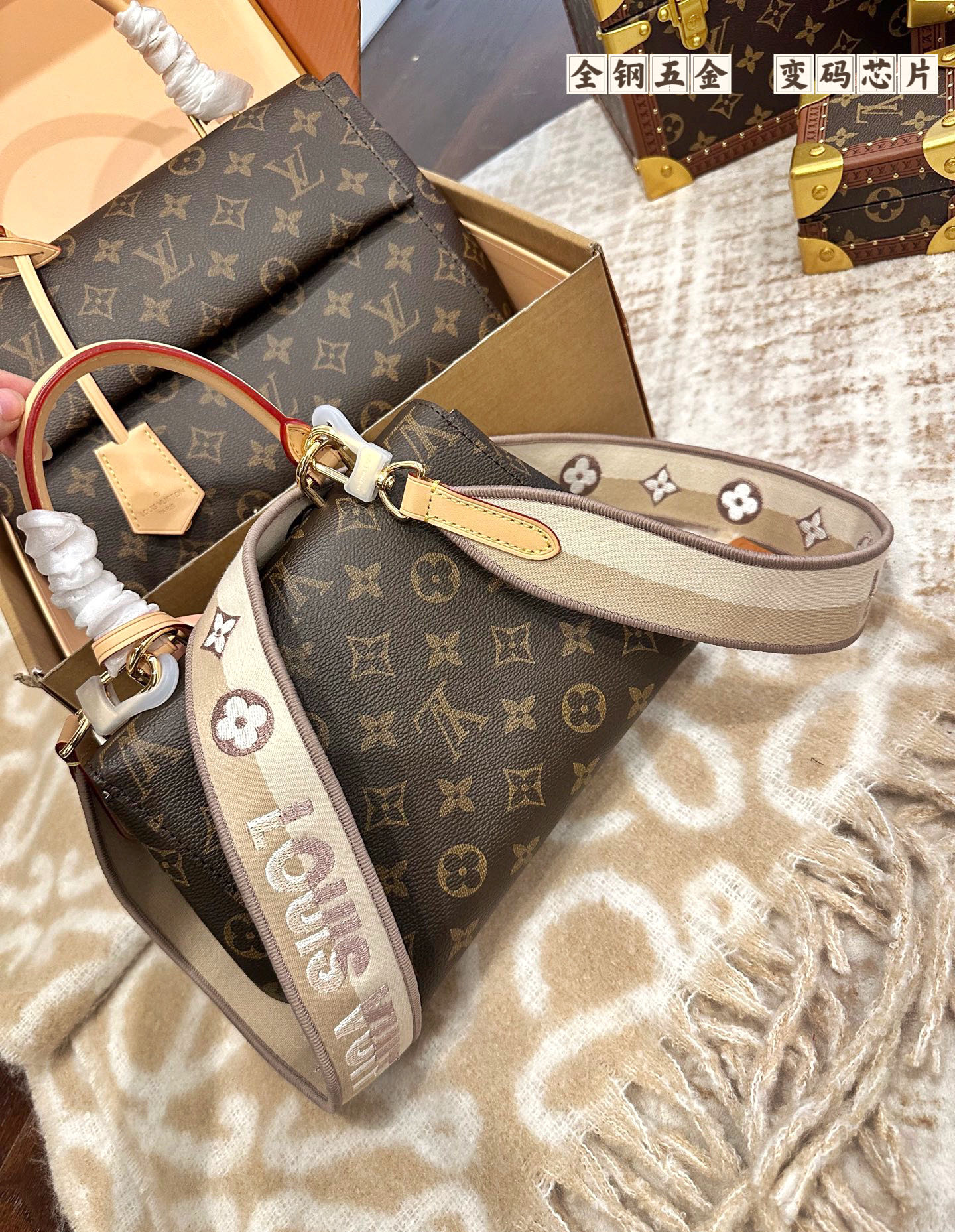 Louis Vuitton This monogrammed, single-shoulder/crossbody bag is so simple 😍 The more you look at it, the better it looks. The capacity is surprisingly generous.
