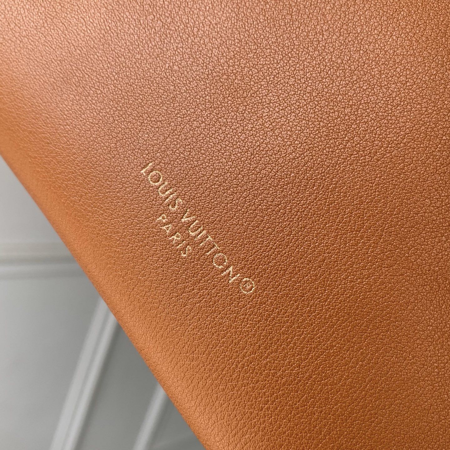 Louis Vuitton M29131 This Noé Trunk handbag is constructed from cowhide leather in a bucket bag shape.