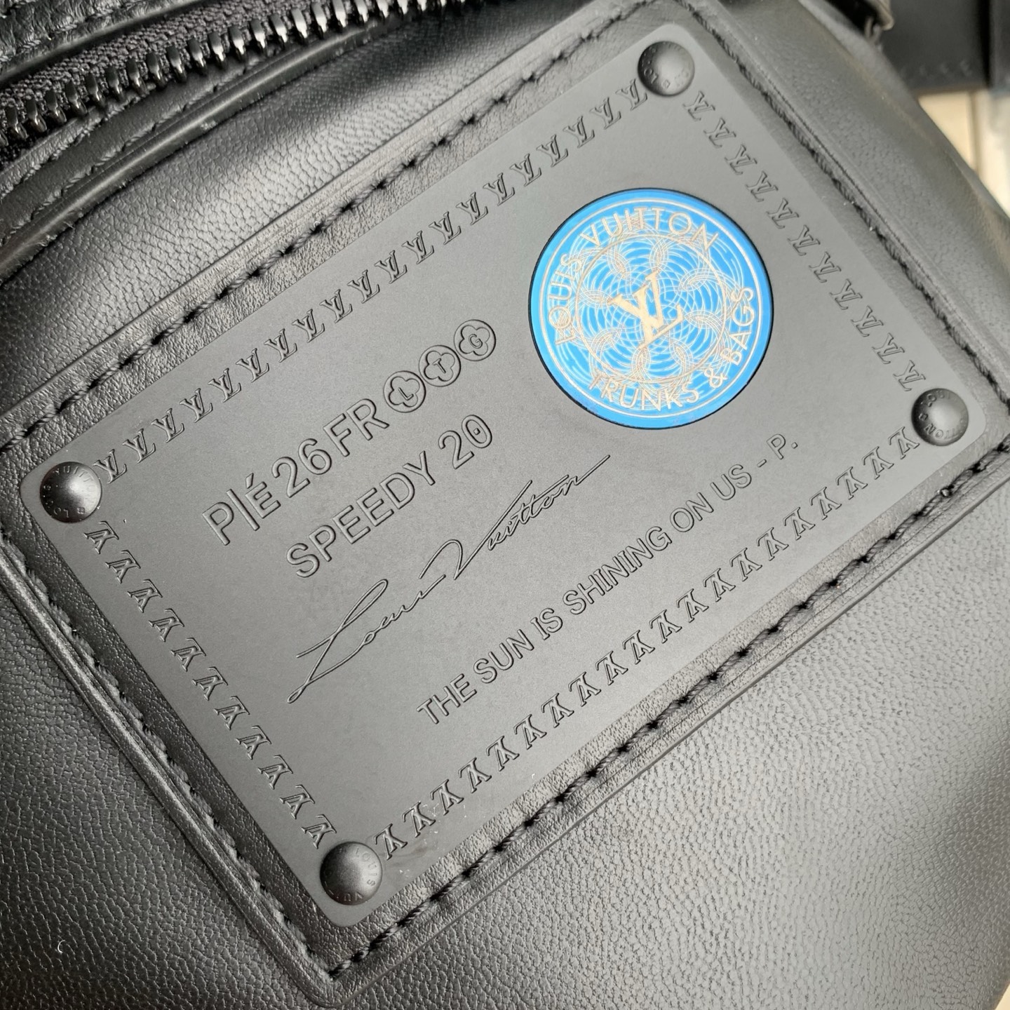 Louis Vuitton The M23807 black Speedy P9 Bandoulière 20 handbag is crafted from glossy calfskin leather.