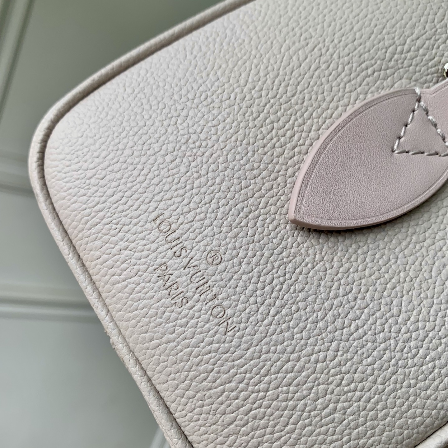 Louis Vuitton The M28343 Speedy 20 is reinterpreted this season, featuring a versatile and sophisticated Brume grey color.