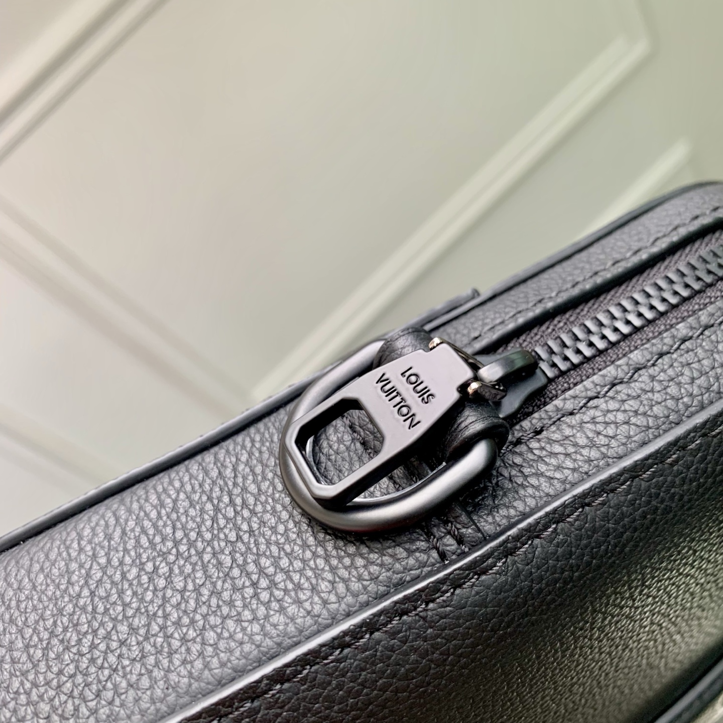 Louis Vuitton The M15258 Gate briefcase is crafted from waxed cowhide leather, featuring a supple design and ample space.