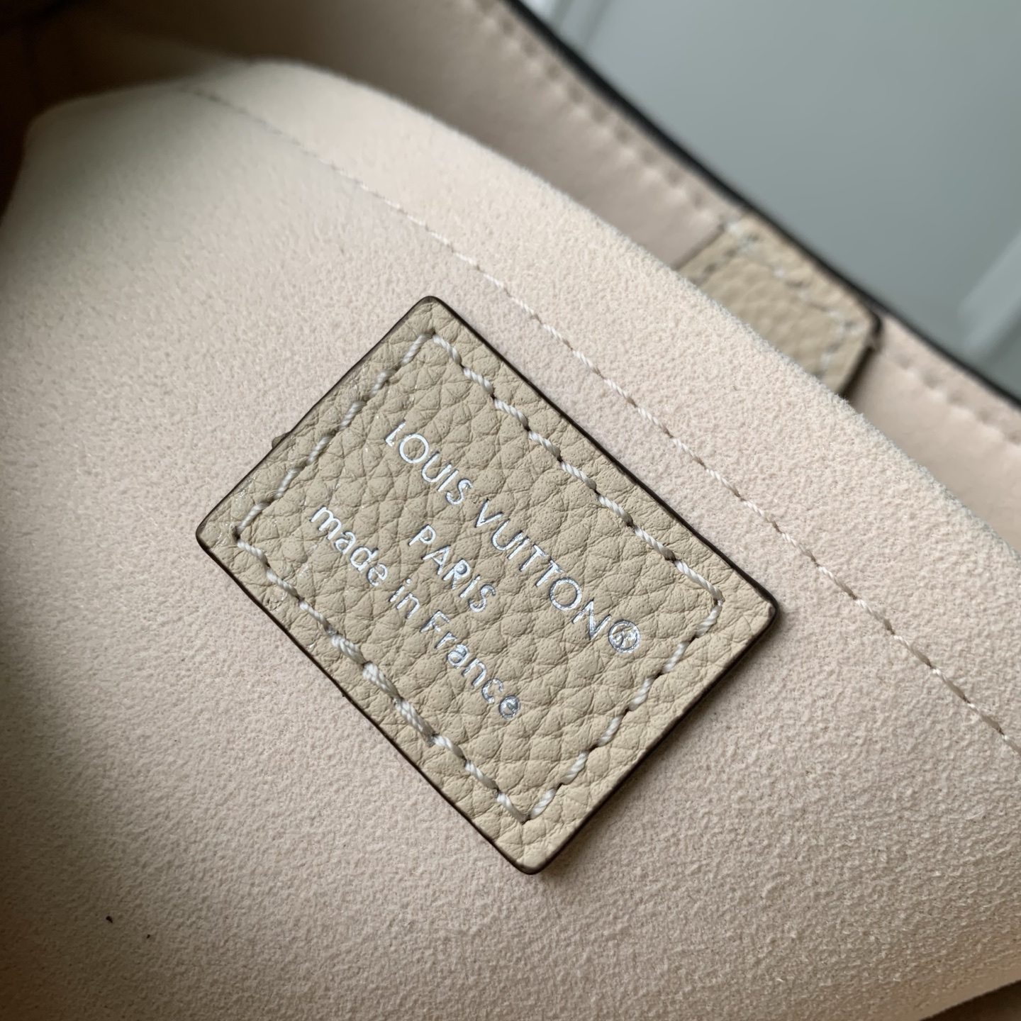 Louis Vuitton M27459 Off-white All Around small handbag from the Mahina series.