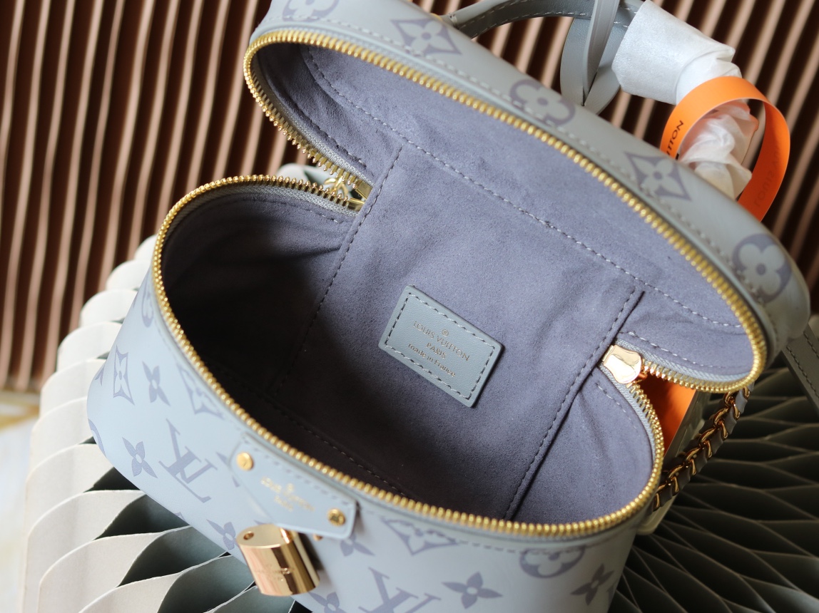 Louis Vuitton Exclusive Real Shot: The Vanity Chain Pouch Handbag with Variable Code Chip Version, m12427 Grey (Silkscreen Print) Inspired by the iconic Nice, the Vanity Chain Pouch captures the spirit of travel.