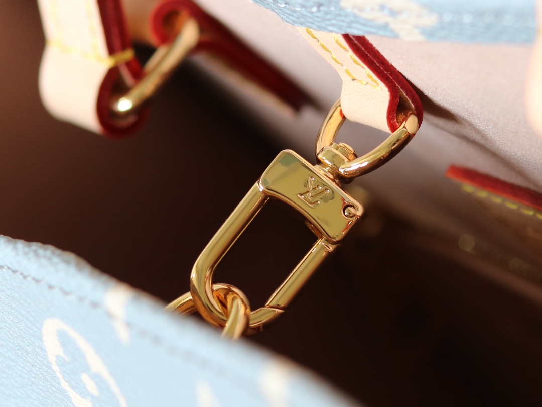 Louis Vuitton M12415 is the official version. This OnTheGo MM offers a seasonal reinterpretation of Louis Vuitton's iconic Monogram canvas.