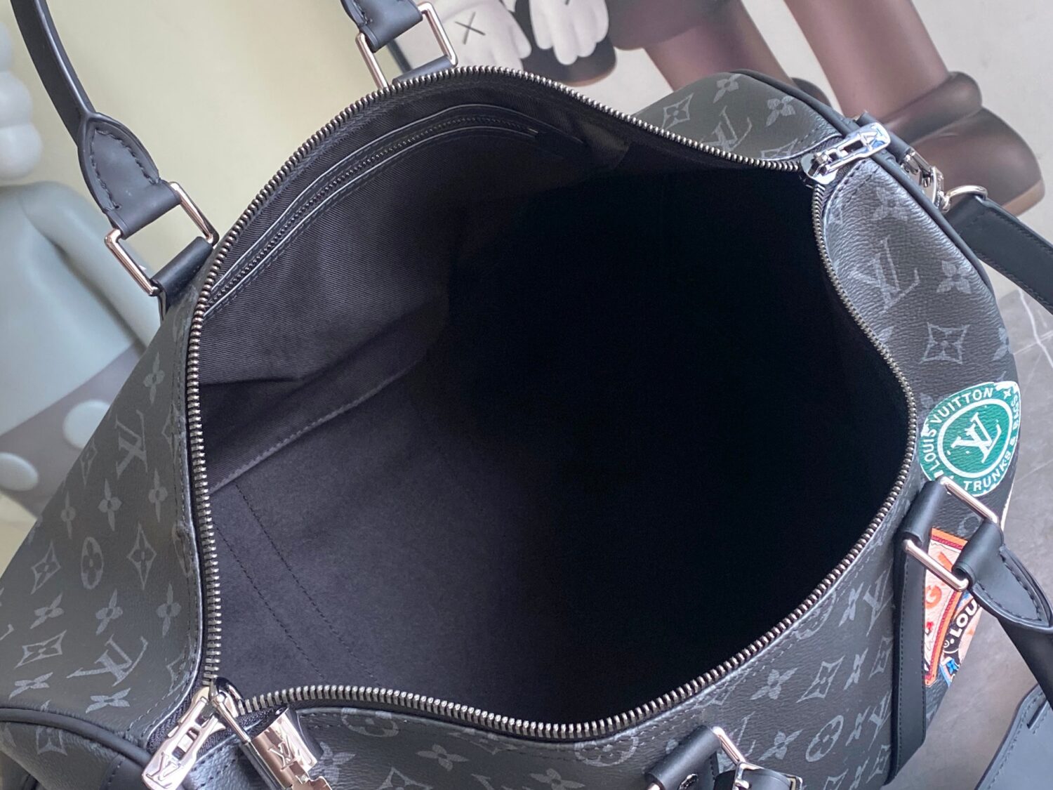 Louis Vuitton 01949 Rose Red. 13808 Red This Keepall Bandoulière 45 travel bag is