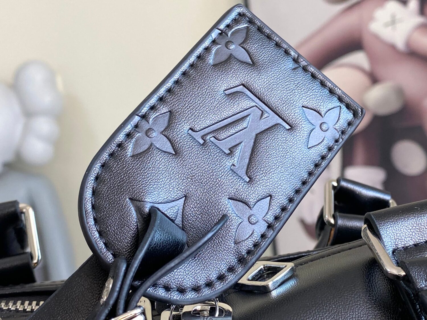 Louis Vuitton M13992 This Keepall Bandoulière 50 travel bag features a Monogram pattern on its canvas surface.