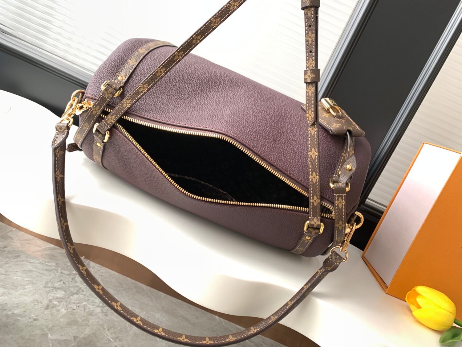 Louis Vuitton M26397 Ebony Color. This Express medium-sized handbag is crafted from supple cowhide leather and effortlessly complements various urban styles.