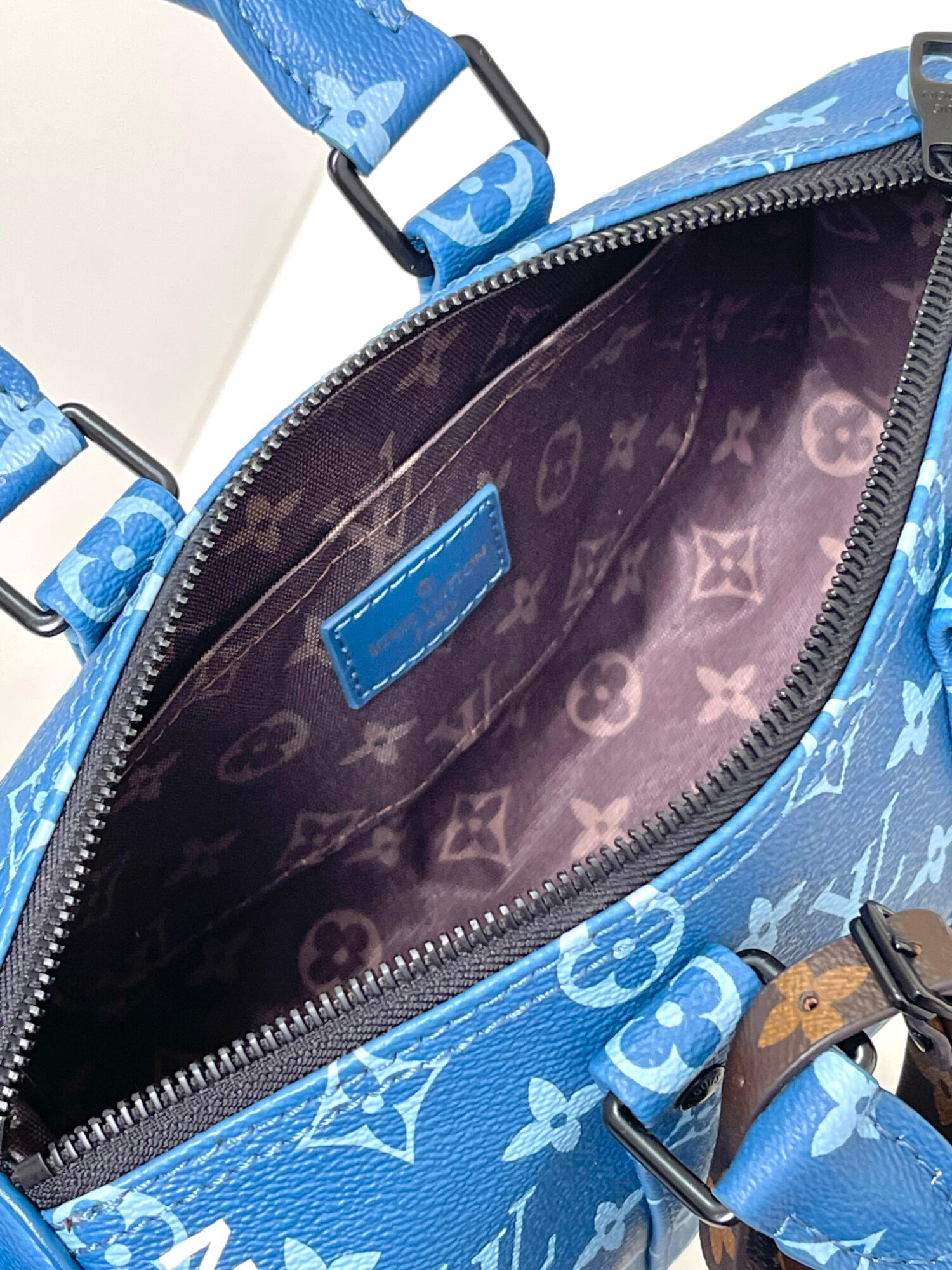 Louis Vuitton M46803 Blue Pillow Bag 🦍🦍 This Keepall Bandoulière 25 handbag is made of coated canvas.