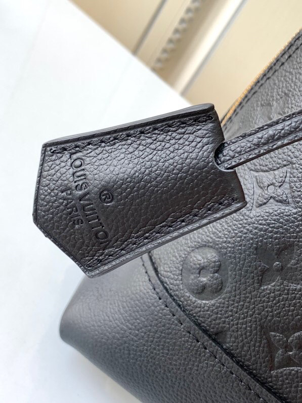 Louis Vuitton M44832 NEO ALMA bb embossed Empreinte leather has a soft feel