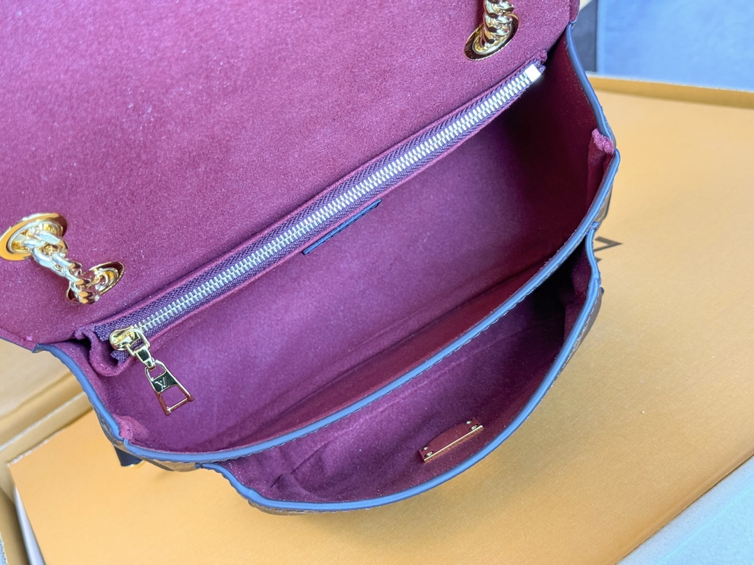 Louis Vuitton【NEW CHAIN ​​BAG】Model: M45592 This chain bag features a delicate design crafted from Monogram canvas.