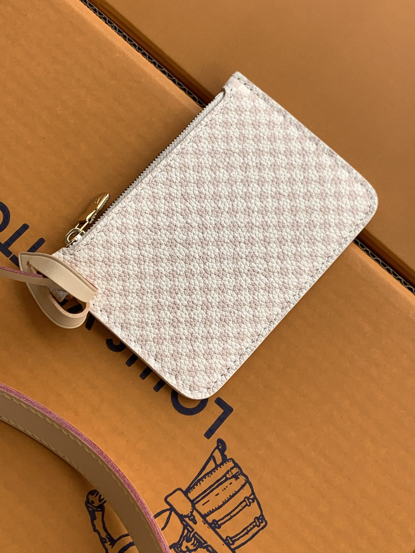 Louis Vuitton The M15130 uses Italian Grade A leather, highlighting its quality, hardware, fabric, craftsmanship, edge finishing, and Grade A production.