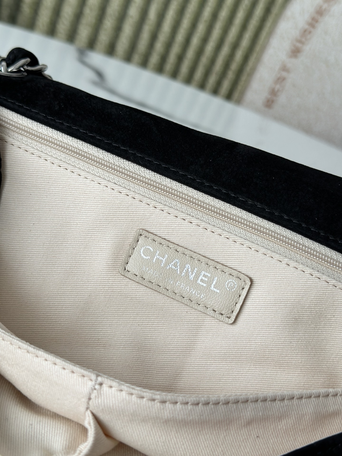 Extra-large logo suede double-pocket chain bag with 8 pockets – perfect for airport shopping!