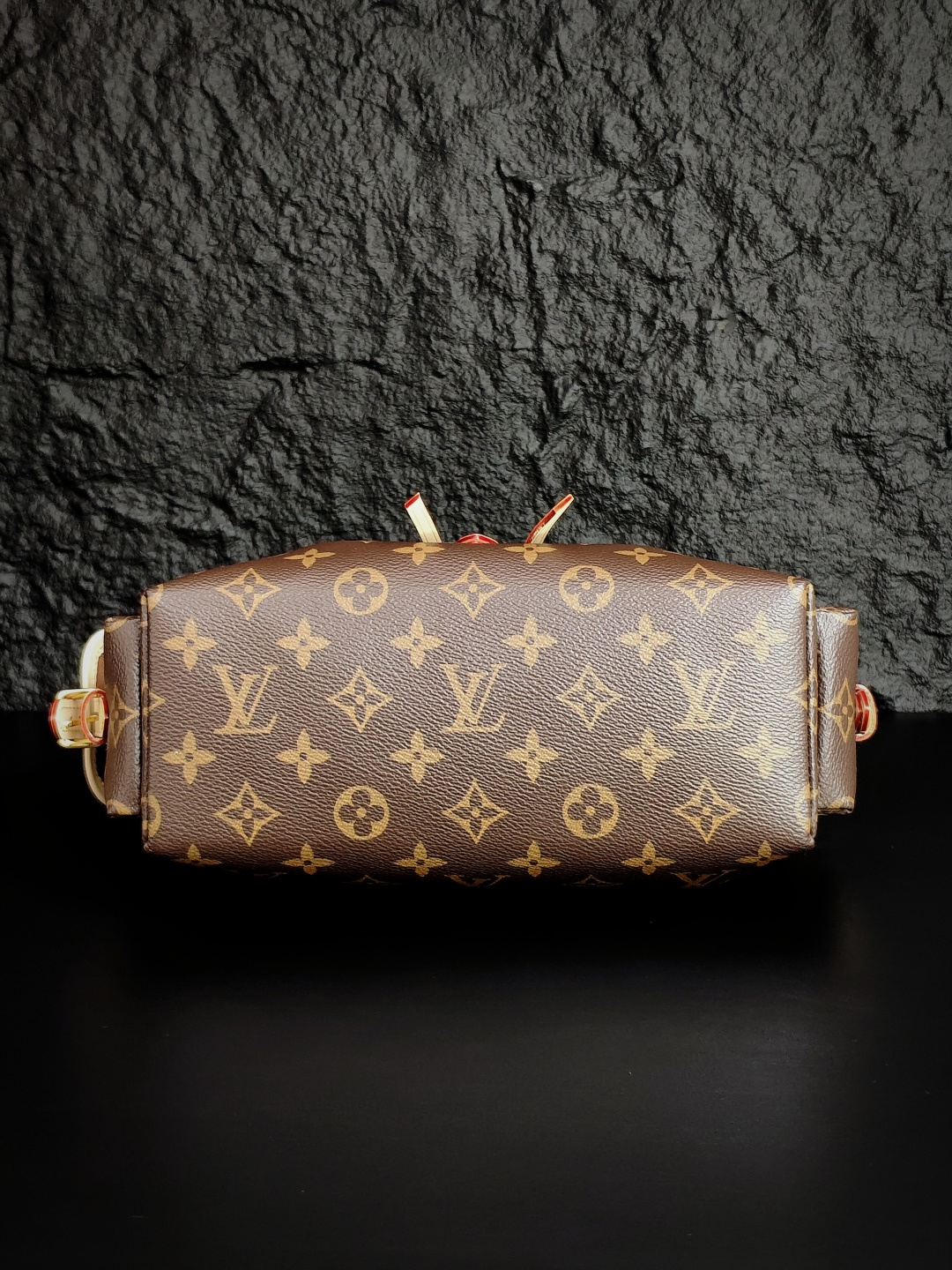 Louis Vuitton The M25085 uses Italian Grade A leather, which is a key factor in its quality.