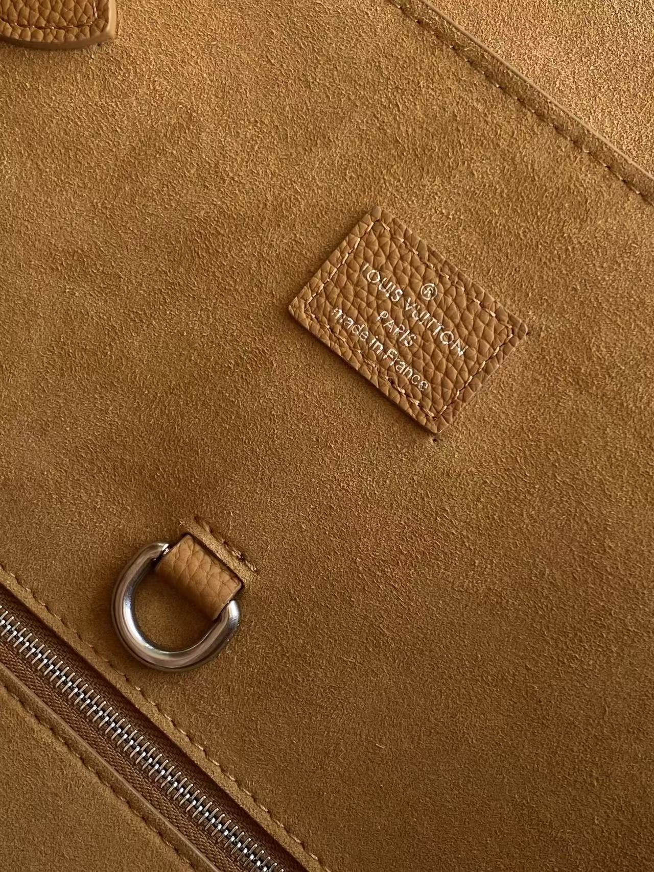 Louis Vuitton This Sapphire 30 handbag is a modern interpretation of the timeless Sapphire handbag, crafted from Brønsted cowhide leather.