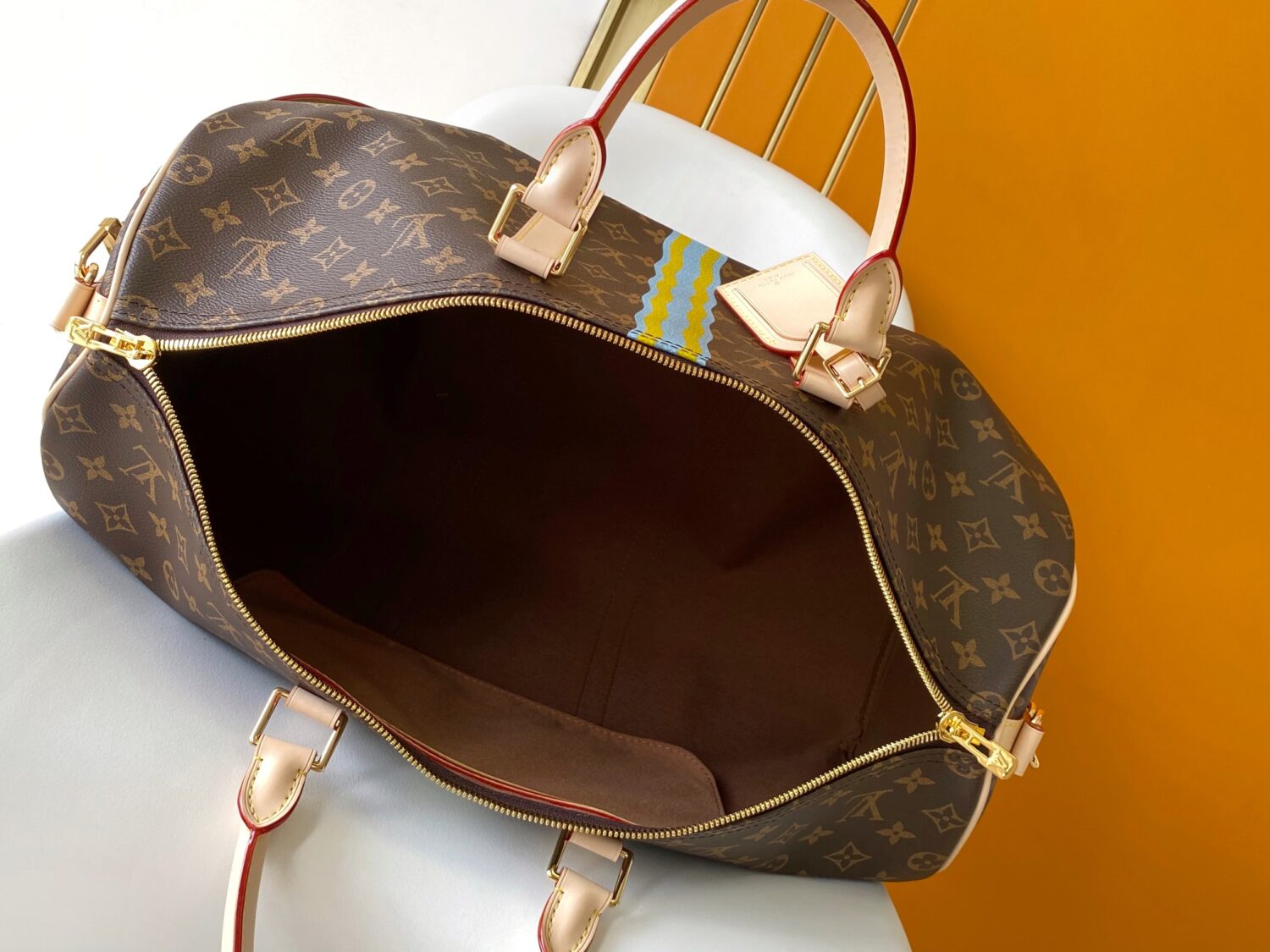 Louis Vuitton 2295 Monogram 50CM 163c01 Dynamic Chip This Keepall Bandoulière 50 travel bag features the Monogram design.