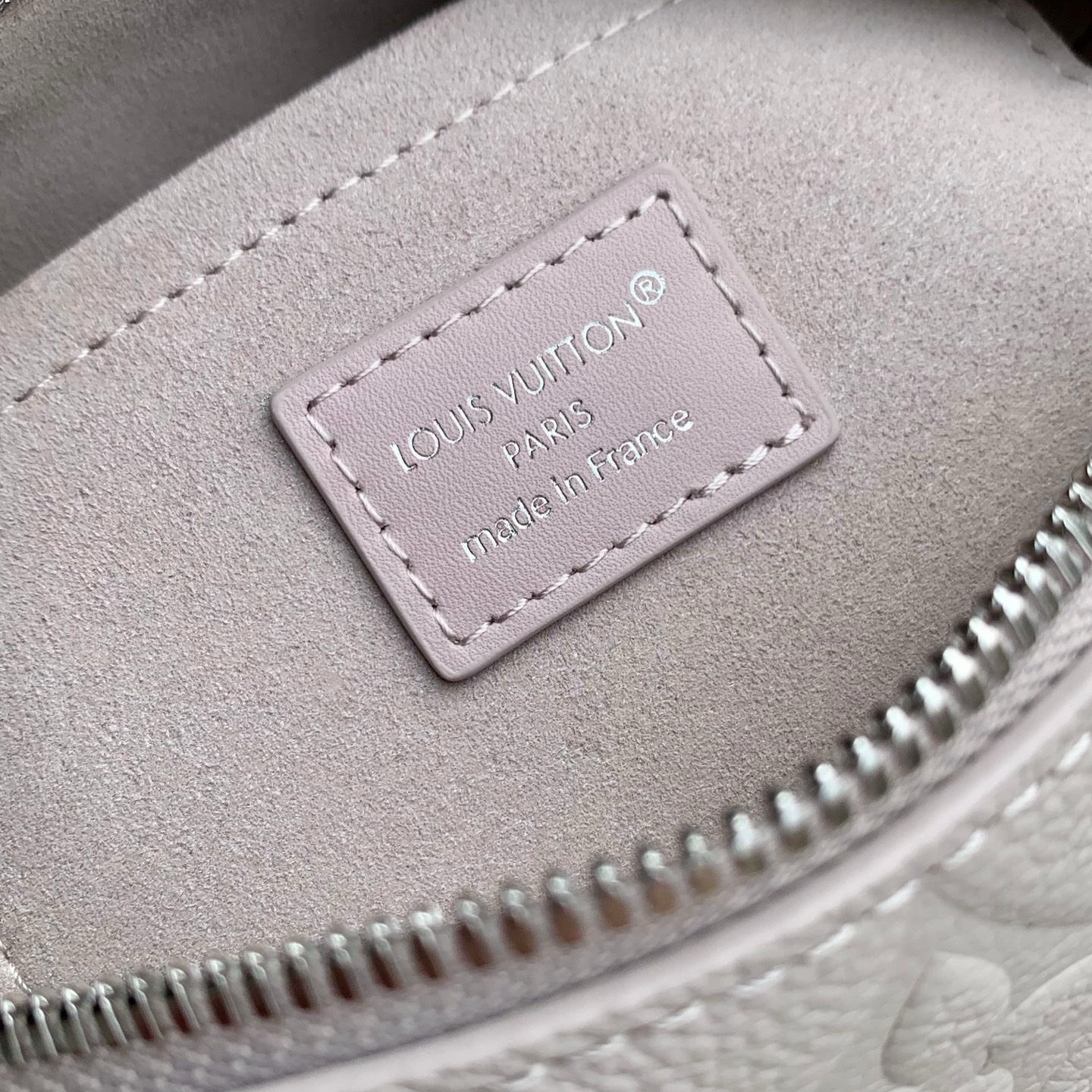 Louis Vuitton The M28343 Speedy 20 is reinterpreted this season, featuring a versatile and sophisticated Brume grey color.